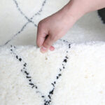White Geometric Pattern Shaggy Rugs - Image 4